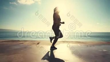 健康的年轻女子在日出的录像中在<strong>海边</strong>奔跑